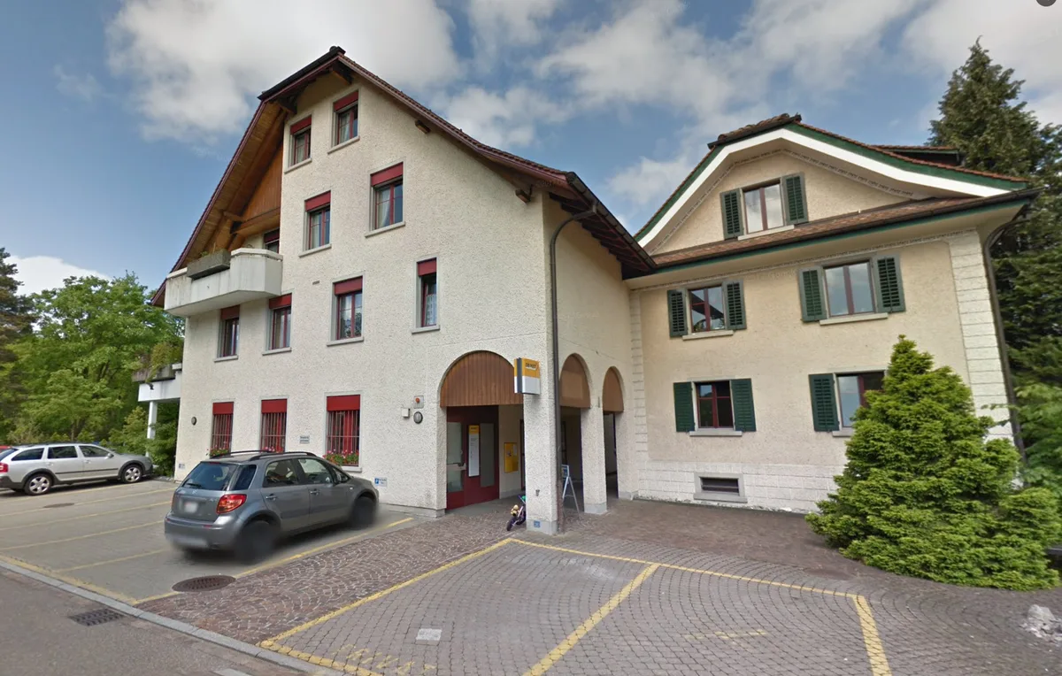 Man sieht die Postfiliale in Bäretswil von aussen.